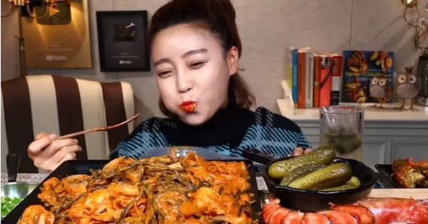 Ăn Mukbang quá đà, nữ YouTuber bất ngờ vọt huyết áp lên 300, nhập viện một tháng vẫn chưa trở lại