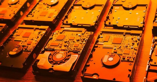 Nhu cầu đào coin bằng HDD tăng cao, NSX Trung Quốc ra mắt bo mạch chủ “siêu to khổng lồ” lắp được 32 ổ 14TB cùng lúc