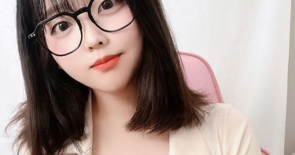 Từng vướng dram cố tình lộ “điểm nóng”, nữ streamer lại gây tranh cãi với gu thời trang “bung cúc áo”