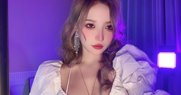 Vô tình để lộ thu nhập trăm tỷ ngay trên sóng livestream, nữ streamer vẫn kêu trời vì bị chậm lương “như cơm bữa”