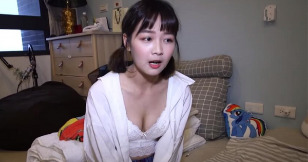 Bị “đột nhập” vào nhà bất ngờ, hot girl xinh đẹp khiến tất cả kinh ngạc bởi áo ngủ gợi cảm và bộ bikini “bốc mùi”