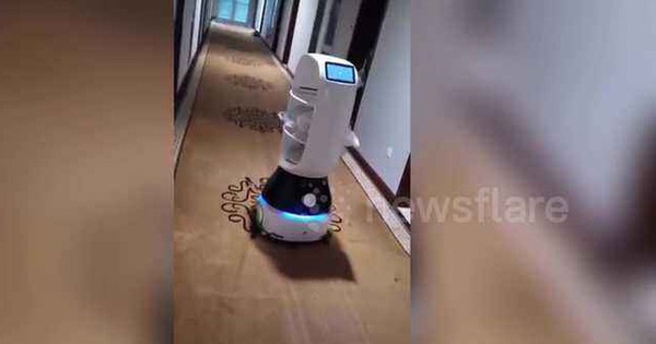 Giữa đại dịch, dân Trung Quốc dùng robot để giao đồ ăn cho người bệnh bị cách ly