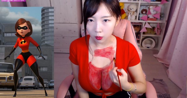 Khoe khả năng cosplay “siêu nhân” trên sóng, nữ streamer suýt bị cấm kênh vì nội dung gợi cảm