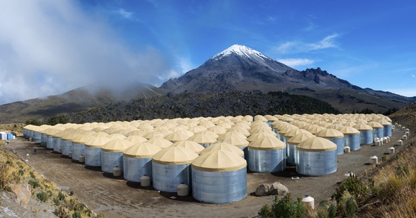 Từ trên đỉnh ngọn núi lửa tại Mexico, các nhà vật lý học cố chứng minh có thứ bay nhanh hơn ánh sáng