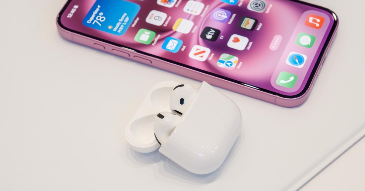 AirPods 4 có nút điện dung ẩn để ghép nối, khác biệt so với đời cũ