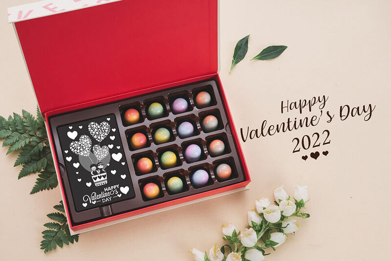 Tặng socola cho người yêu nhân ngày Valentine