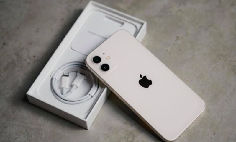 iPhone 12 màu trắng mang đến sự tinh tế và thuần khiết cho người mệnh Kim