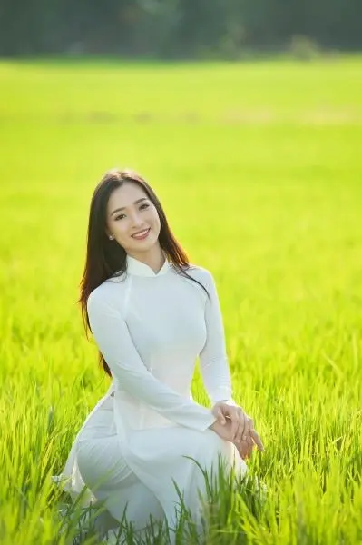 Cô gái xinh đẹp Ao Dai đang đi bộ