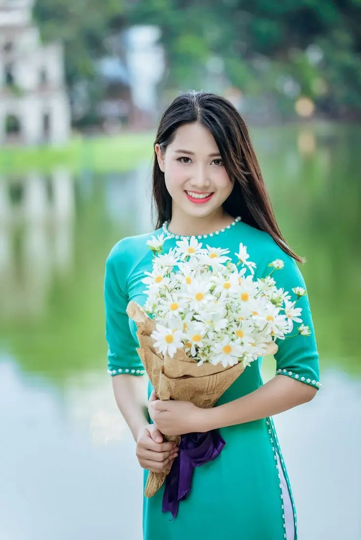 Cô gái xinh đẹp với Ao Dai ngọt ngào