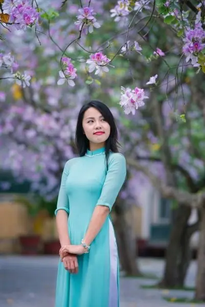 Cô gái xinh đẹp thân thiện AO Dai