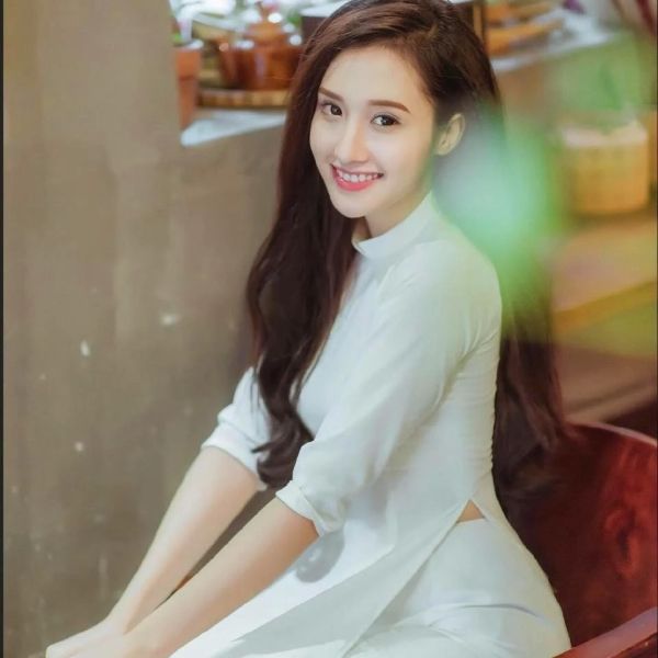 Cô gái xinh đẹp Ao Dai thu hút