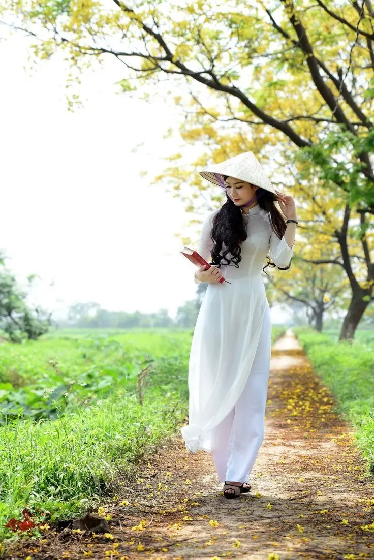 Cô gái xinh đẹp Ao Dai nhìn xa