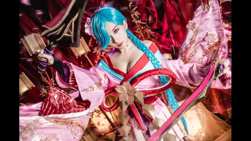 Sự quyến rũ của cô gái cosplay xinh đẹp