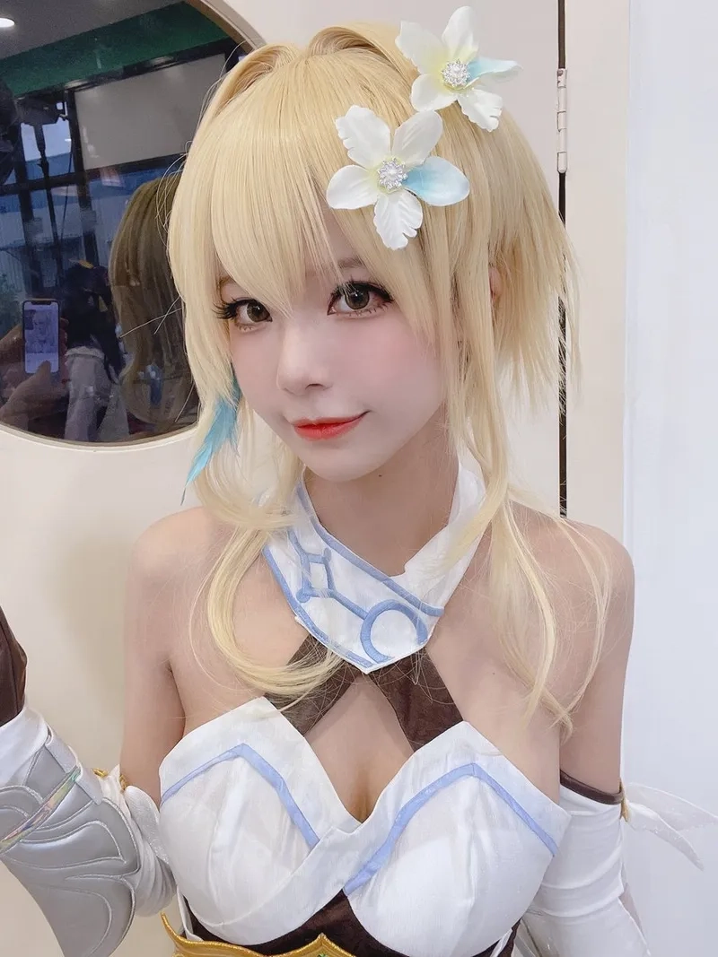 Cô gái cosplay anime thực sự với bộ trang phục ấn tượng