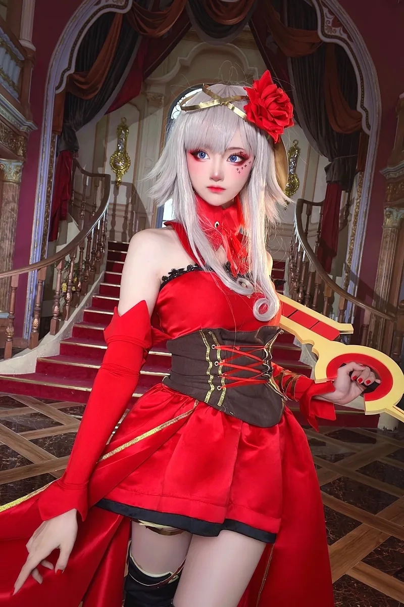 Cô gái cosplay màu xanh lá cây với phong cách cá tính