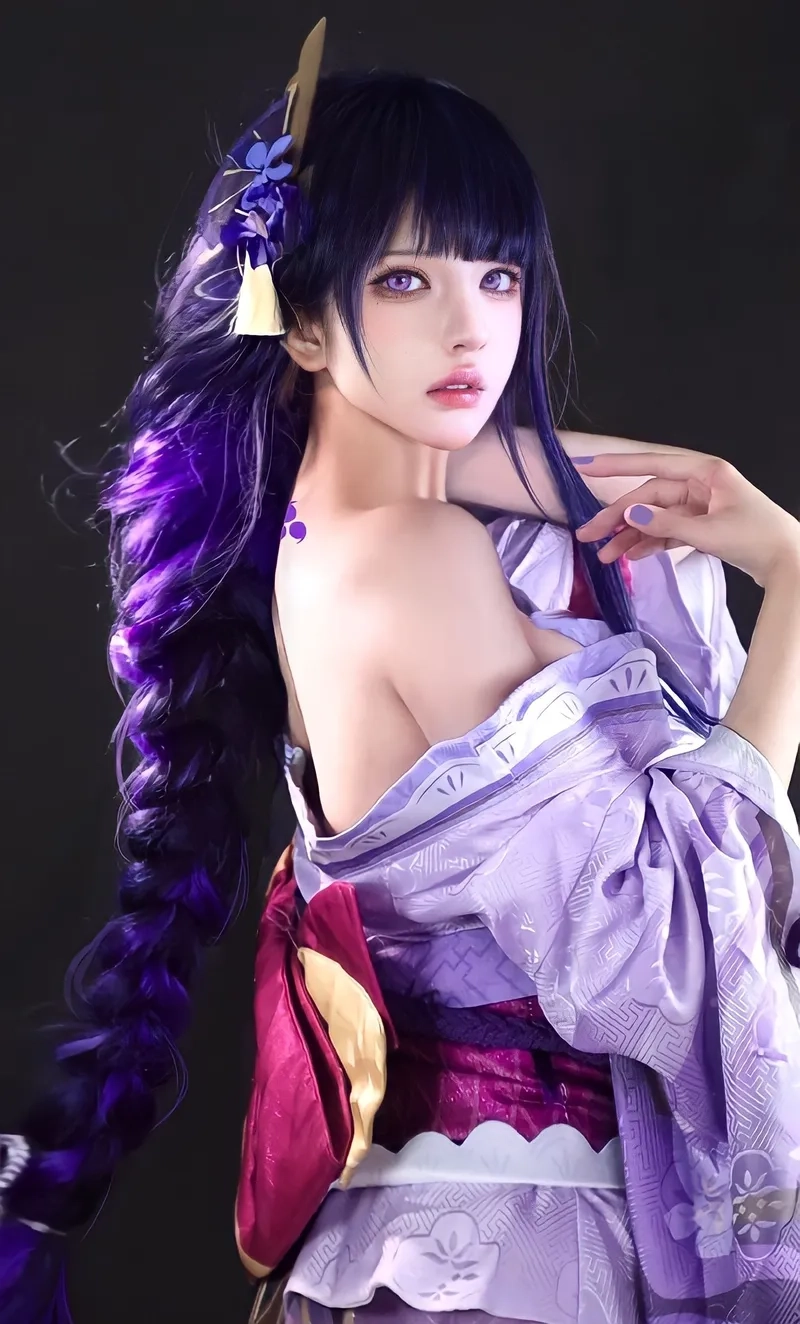 Cosplay Anime Girl với Kiếm sĩ mạnh mẽ với Kiếm sắc nhọn