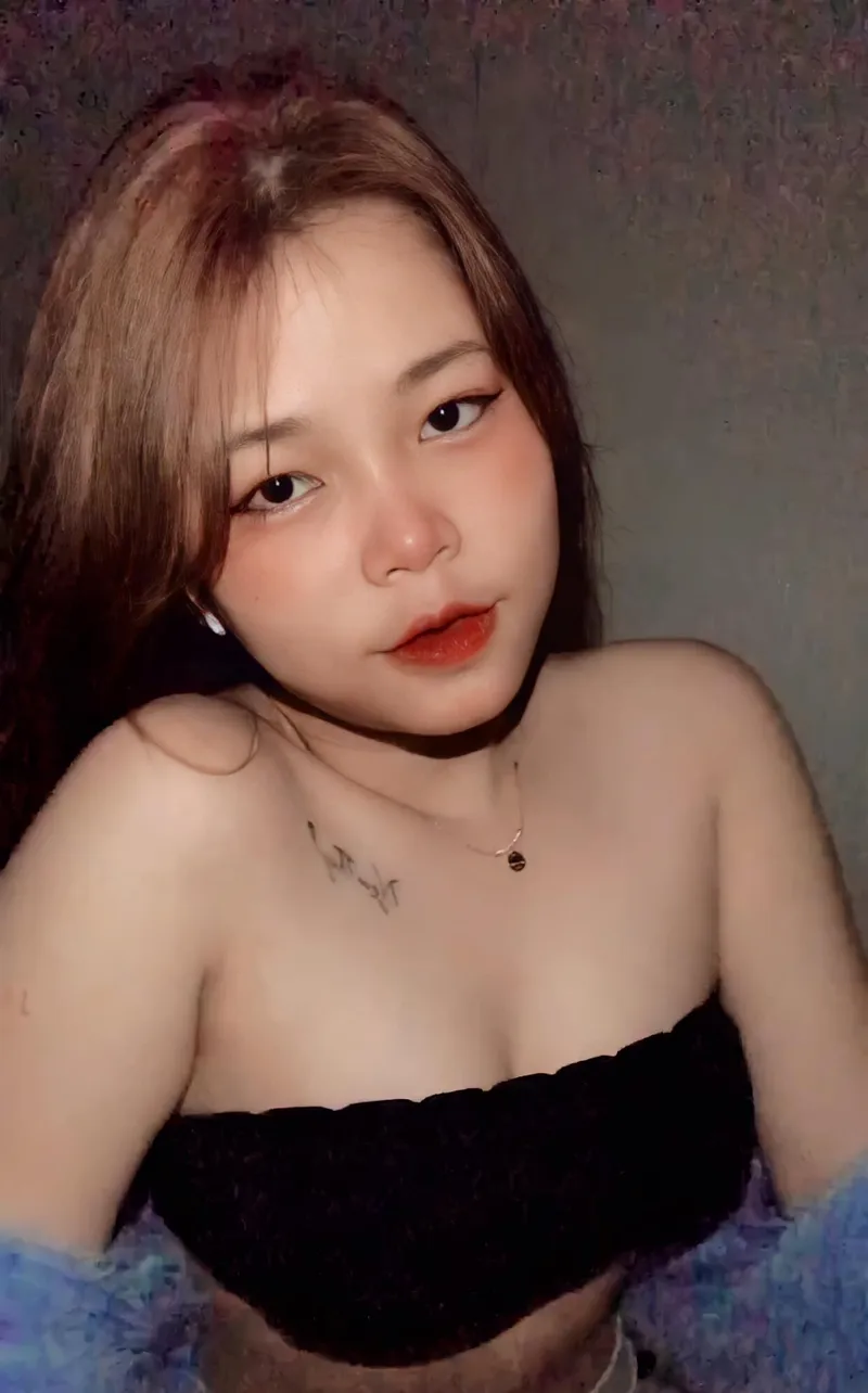 19 -Year -old Girl tỏa sáng trong bộ trang phục năng động