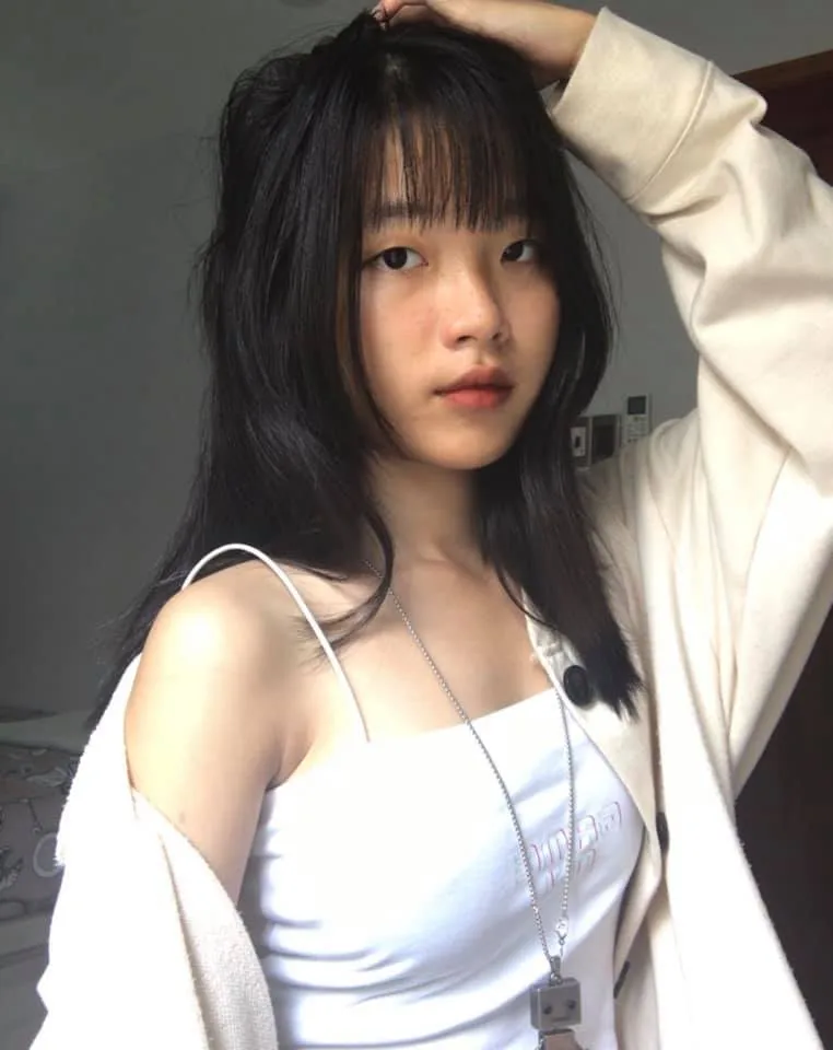 19 -Year -old cô gái trong khung cảnh cổ điển đầy nghệ thuật