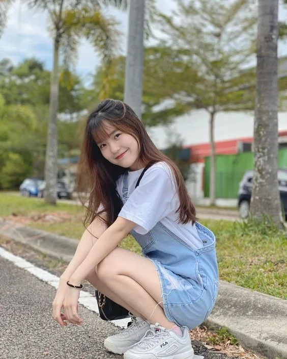 19 -Year -old Girl khoe vẻ đẹp tinh khiết và đơn giản của mình