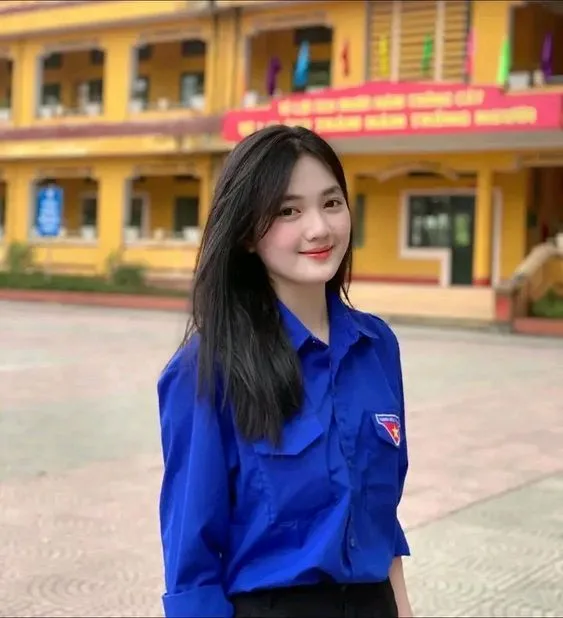 19 -Year -old cô gái xinh đẹp mỉm cười rực rỡ trong buổi dã ngoại cuối tuần