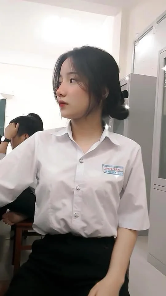 19 -Year -old cô gái xinh đẹp rạng rỡ trong bức ảnh chụp trên ban công