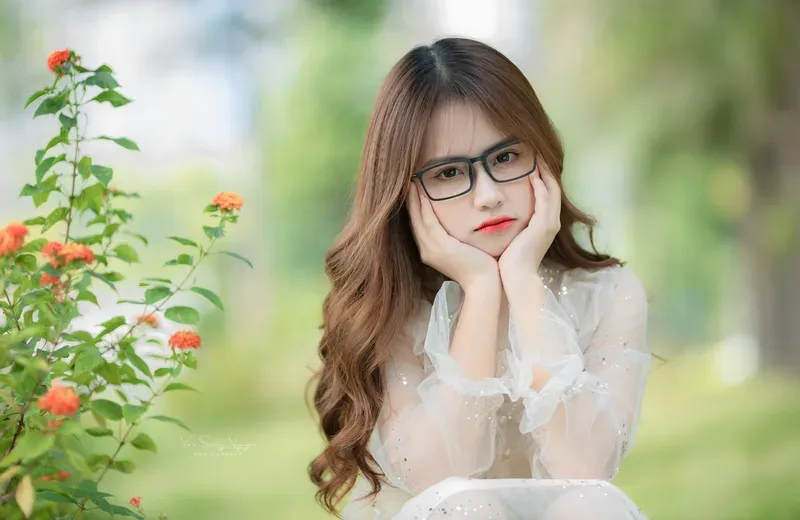 Network Network Girl mặc váy maxi ở giữa khung cảnh tự nhiên