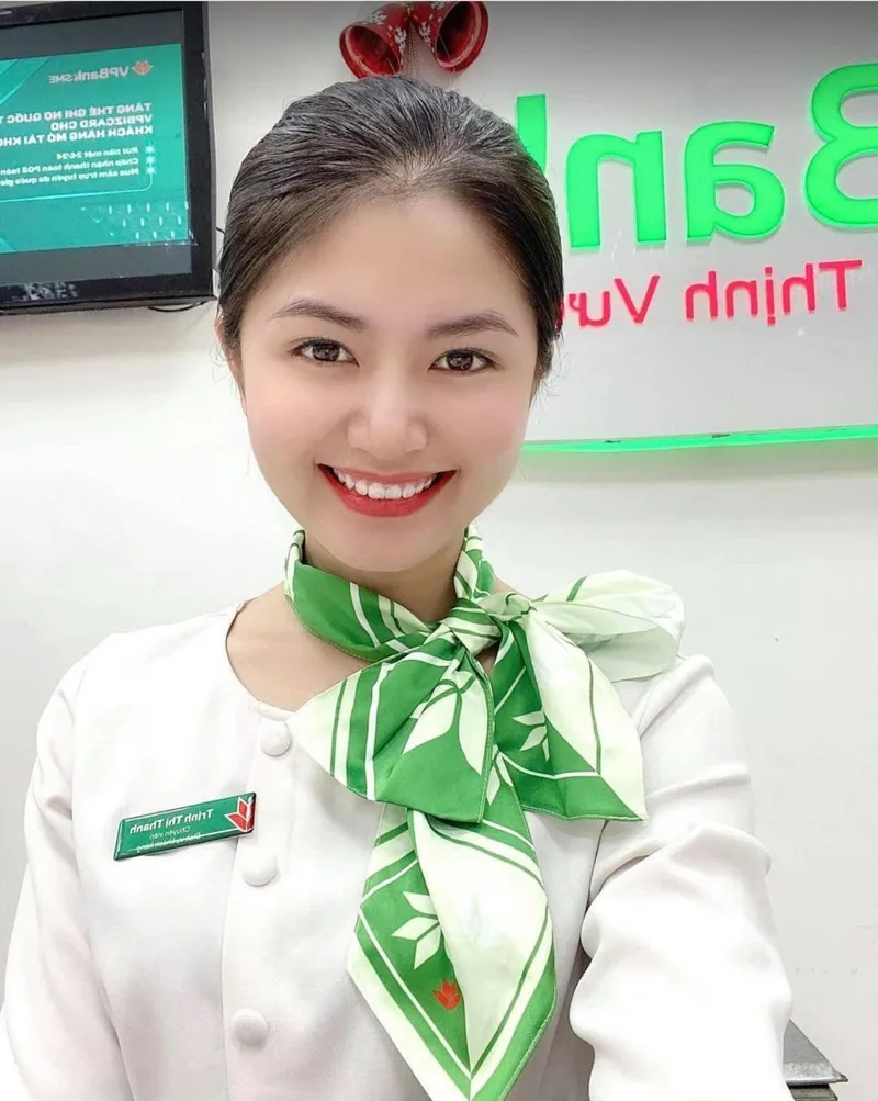 Nhân viên ngân hàng tỏa sáng trong bộ đồ văn phòng