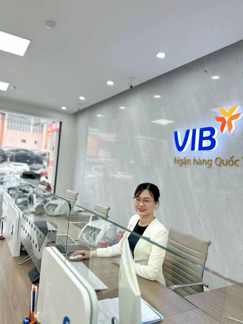 Nụ cười ấm áp của nhân viên ngân hàng tại nơi làm việc