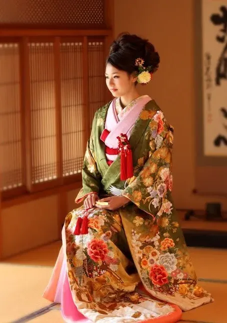 Cô gái Nhật Bản trong một kimono mảnh khảnh