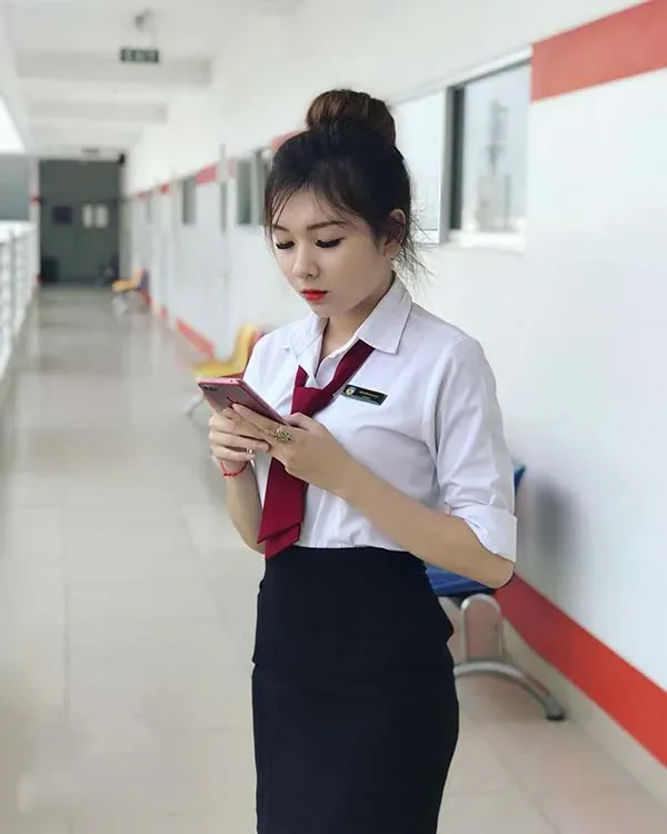 Vẻ đẹp hàng ngày của các cô gái văn phòng trong trang phục tối giản