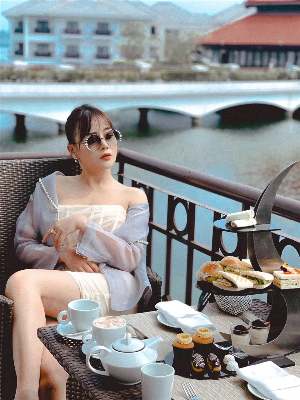 Phuong Oanh tạo ra một điểm nổi bật với nụ cười quyến rũ