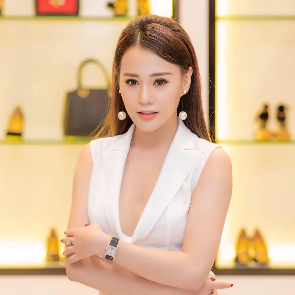 Phuong oanh nổi bật với vẻ đẹp tự nhiên tinh tế