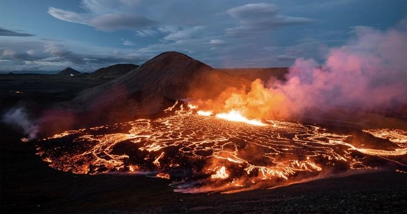 Núi lửa phun trào, tạo nên cảnh tượng phong cảnh núi lửa hoạt động kỳ vĩ.