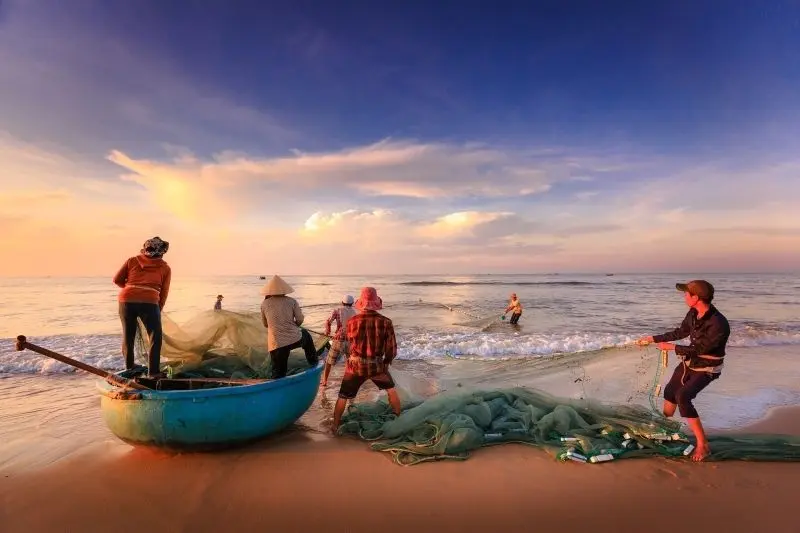 Hoàng hôn rơi xuống một chiếc thuyền đánh cá trên sông, vẻ đẹp thật mê hoặc.