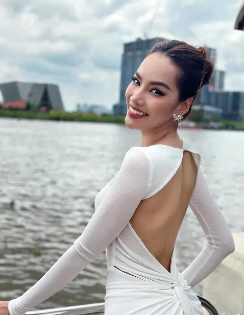 Vẻ đẹp sắc nét của cô Le Hoang Phuong