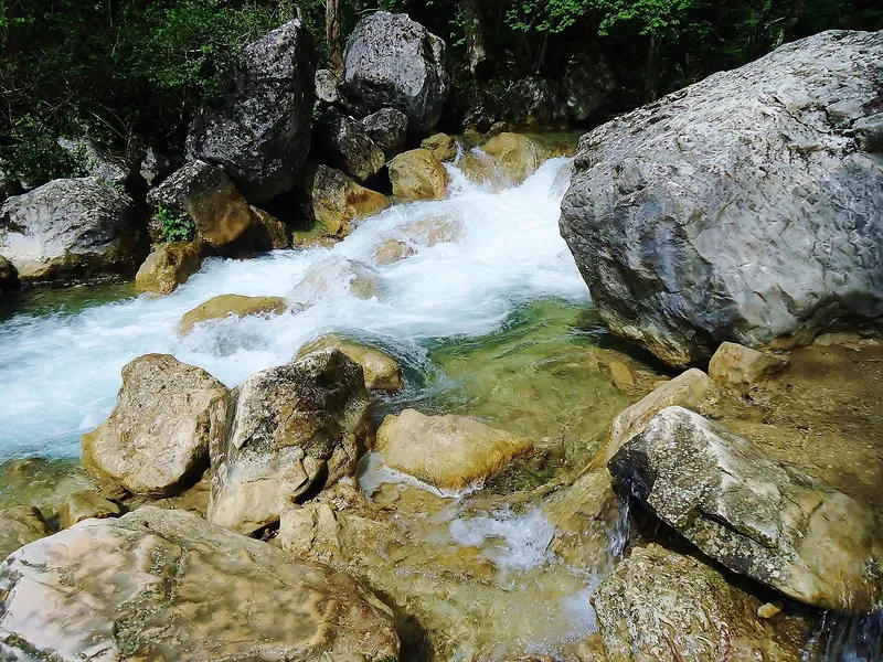 Phong cảnh con suối chảy qua hẻm đá là nơi lý tưởng để chiêm ngưỡng vẻ đẹp thiên nhiên hoang dã.