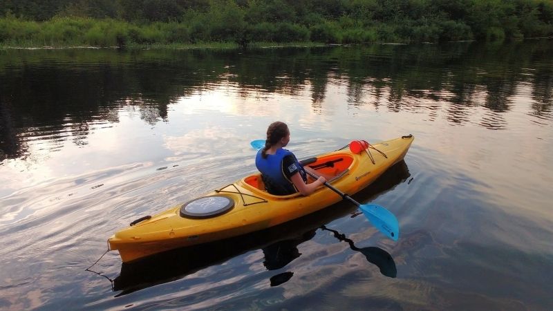 Phong cảnh thuyền kayak trên hồ đẹp, tuyệt vời cho những ai yêu thích sự yên tĩnh.