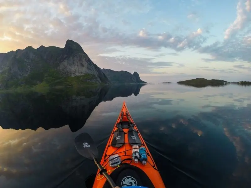 Khám phá thuyền kayak trên hồ đẹp, nơi mỗi chuyến đi là một lần khám phá vẻ đẹp tuyệt vời.