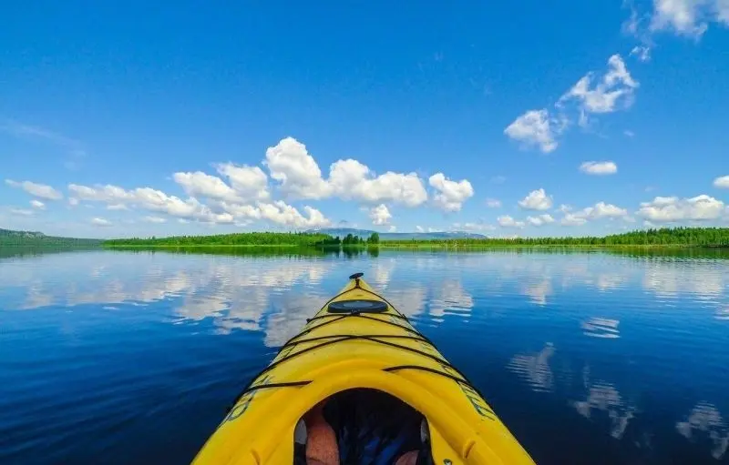 Phong cảnh thuyền kayak trên hồ đẹp, nơi những tia sáng chiếu qua mặt nước lấp lánh.