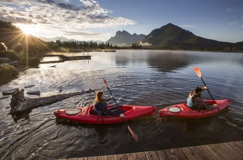 Thuyền kayak trên hồ đẹp, là cơ hội để bạn tìm lại sự bình yên trong tâm hồn.