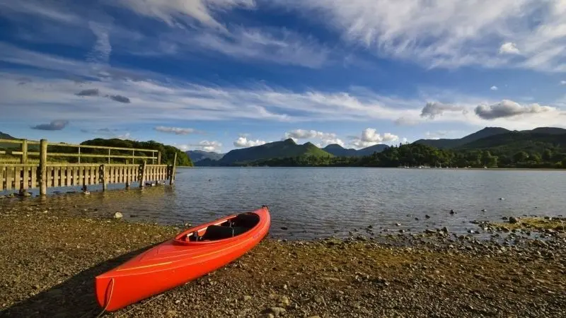 Thuyền kayak trên hồ đẹp, hành trình nhẹ nhàng giữa không gian rộng lớn và khoáng đạt.