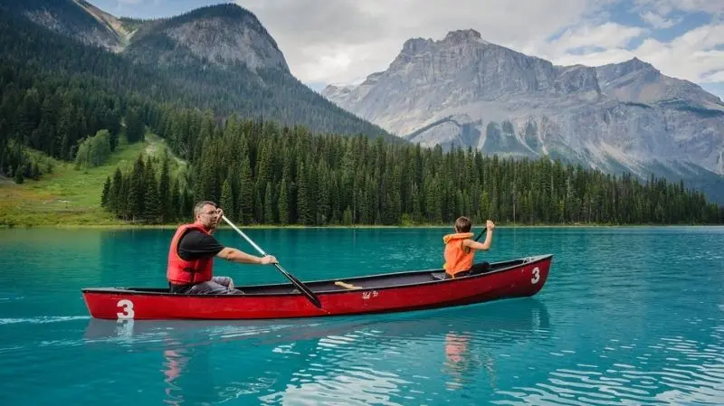 Phong cảnh thuyền kayak trên hồ đẹp, khung cảnh tựa thiên đường.