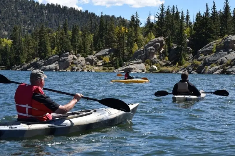 Chèo thuyền kayak trên hồ đẹp, trải nghiệm cảm giác hòa mình vào thiên nhiên tuyệt vời.