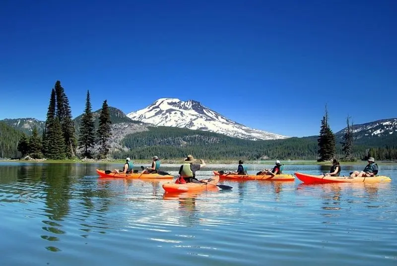 Phong cảnh thuyền kayak trên hồ đẹp, một không gian thư giãn lý tưởng.