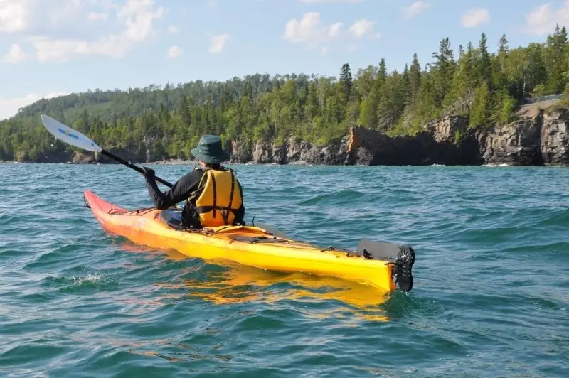 Khám phá phong cảnh thuyền kayak trên hồ đẹp, hòa quyện với sự tĩnh lặng của thiên nhiên.