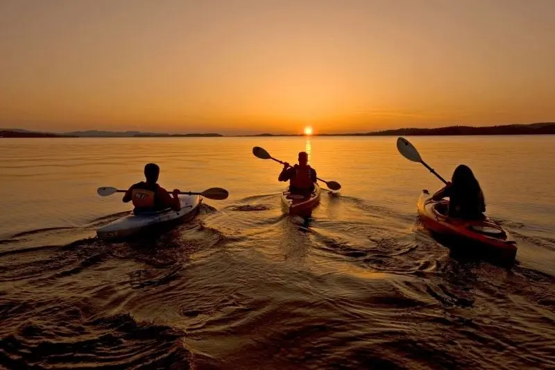 Phong cảnh thuyền kayak trên hồ đẹp, nơi mỗi phút giây trở thành kỷ niệm đáng nhớ.