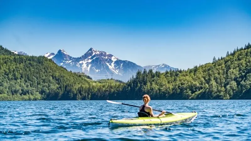 Thuyền kayak trên hồ đẹp, khung cảnh trong lành và tuyệt vời cho những chuyến đi thư giãn.