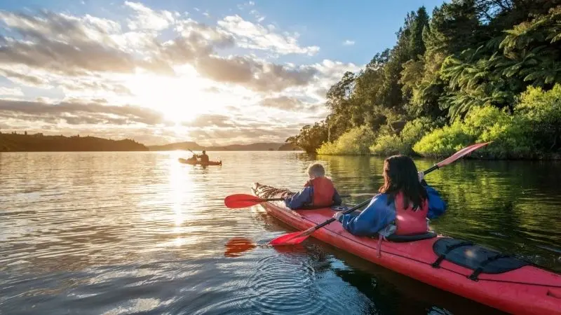 Thuyền kayak trên hồ đẹp, một trải nghiệm tuyệt vời cho những người yêu thích thiên nhiên.