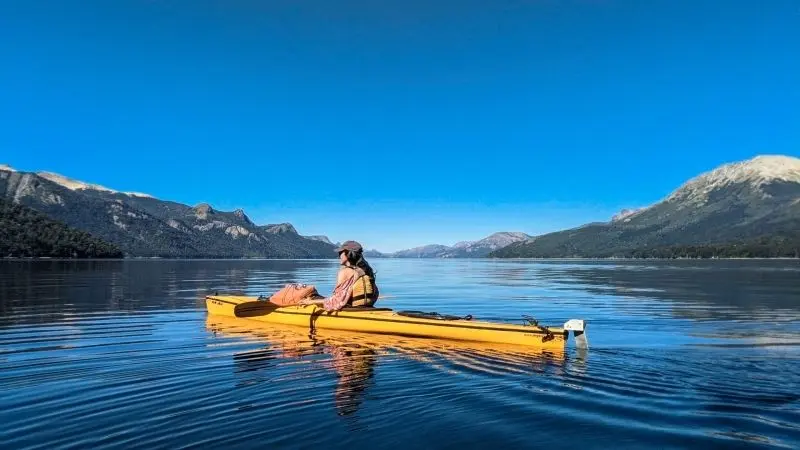 Thuyền kayak trên hồ đẹp, đắm mình trong không gian mát mẻ và rộng lớn.