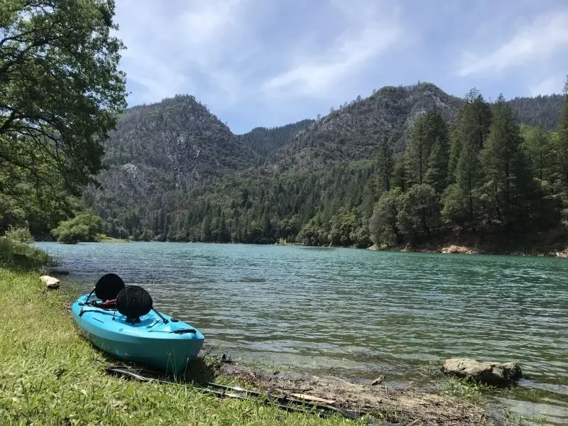 Thuyền kayak trên hồ đẹp, hòa mình vào thiên nhiên và thả lỏng tâm trí.